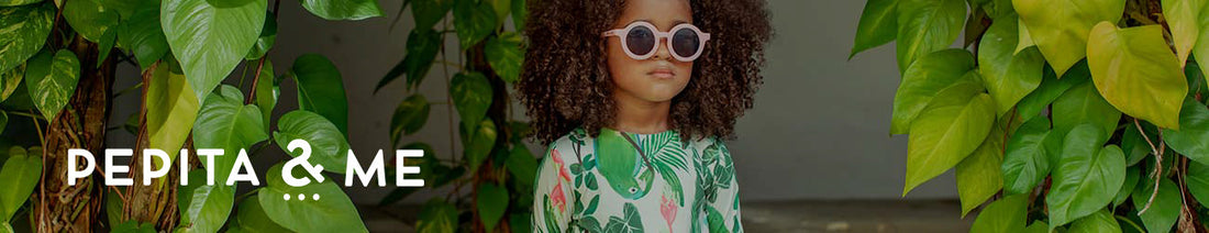 Niña en tierra caliente con traje de baño de Pepita, hecha con telas recicladas y protección solar.