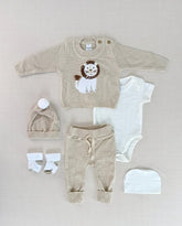 Set Primer Día Bordado León Beige