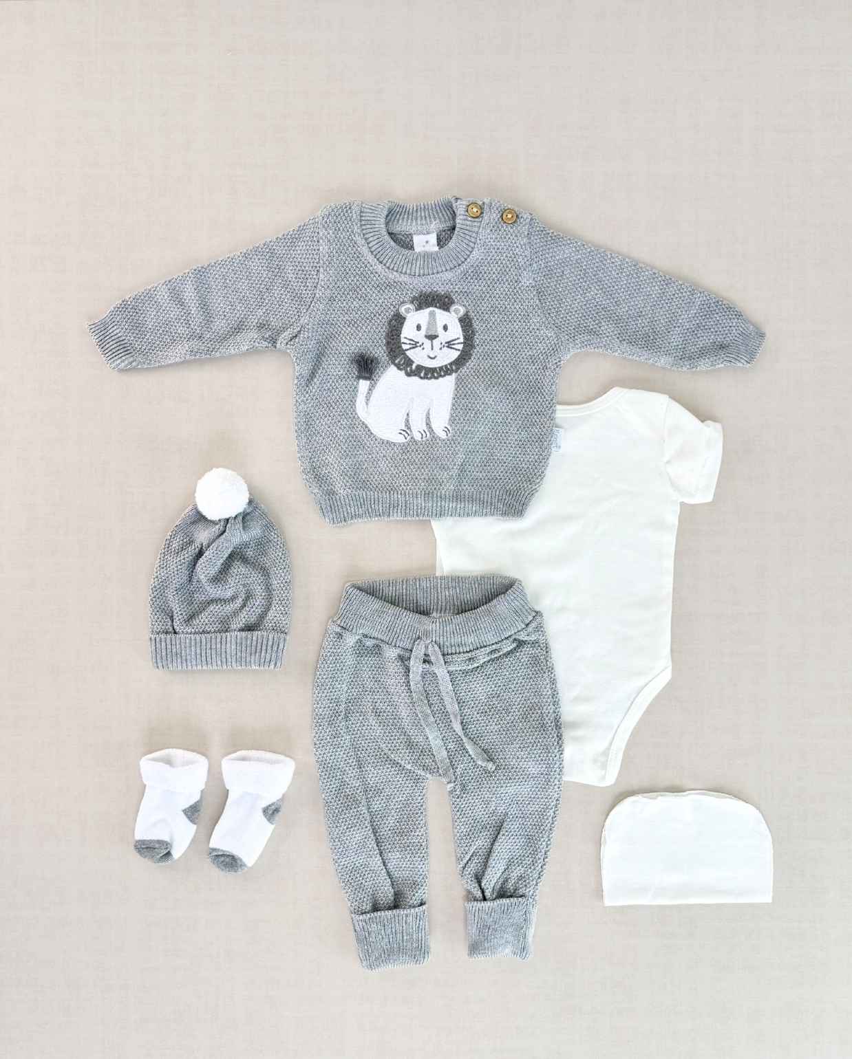 Set Primer Día Bordado León Gris