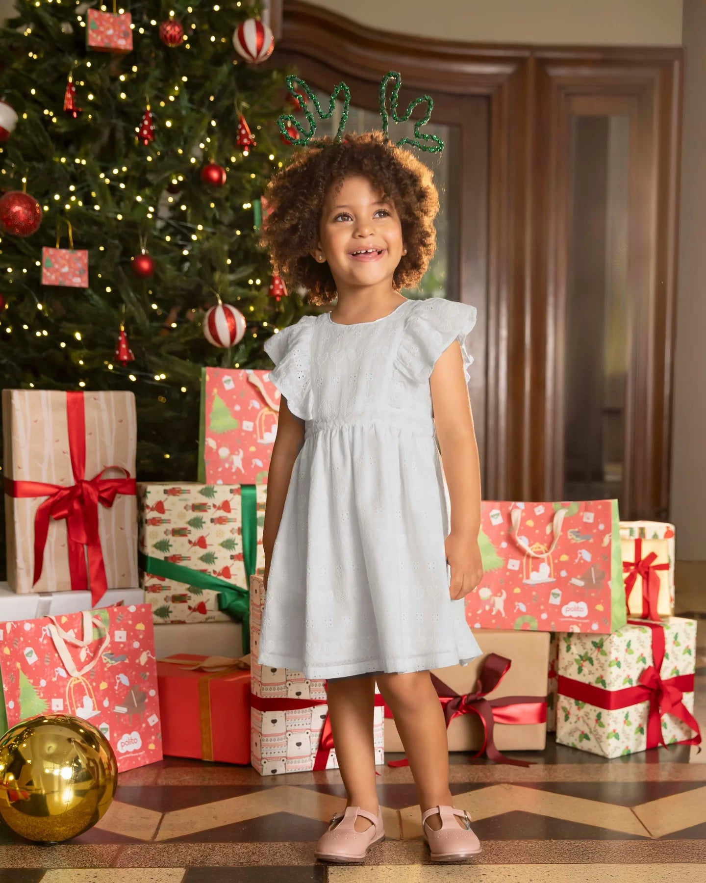 Vestido ojalillo crudo con espalda descubierta y moño