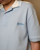 Camiseta tipo polo azul claro niño 4T a 10T vista frontal