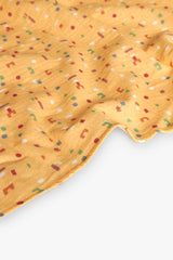 Manta amarilla con estampado de figuras geométricas