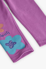 Vista completa del conjunto camiseta y leggings