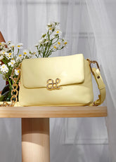 Bolso Puffy Amarillo & Lula Modelo