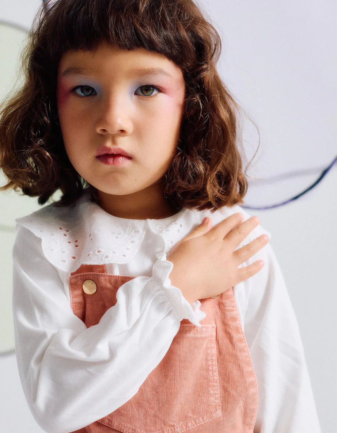 Blusa blanca manga larga para niña con cuello bordado clásico