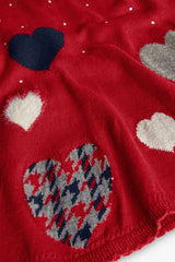 Detalle de corazones decorativos en vestido infantil