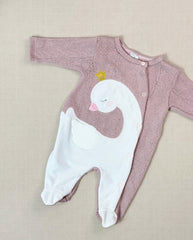 Set Primer Día Bordado Cisne Frambuesa Detalle