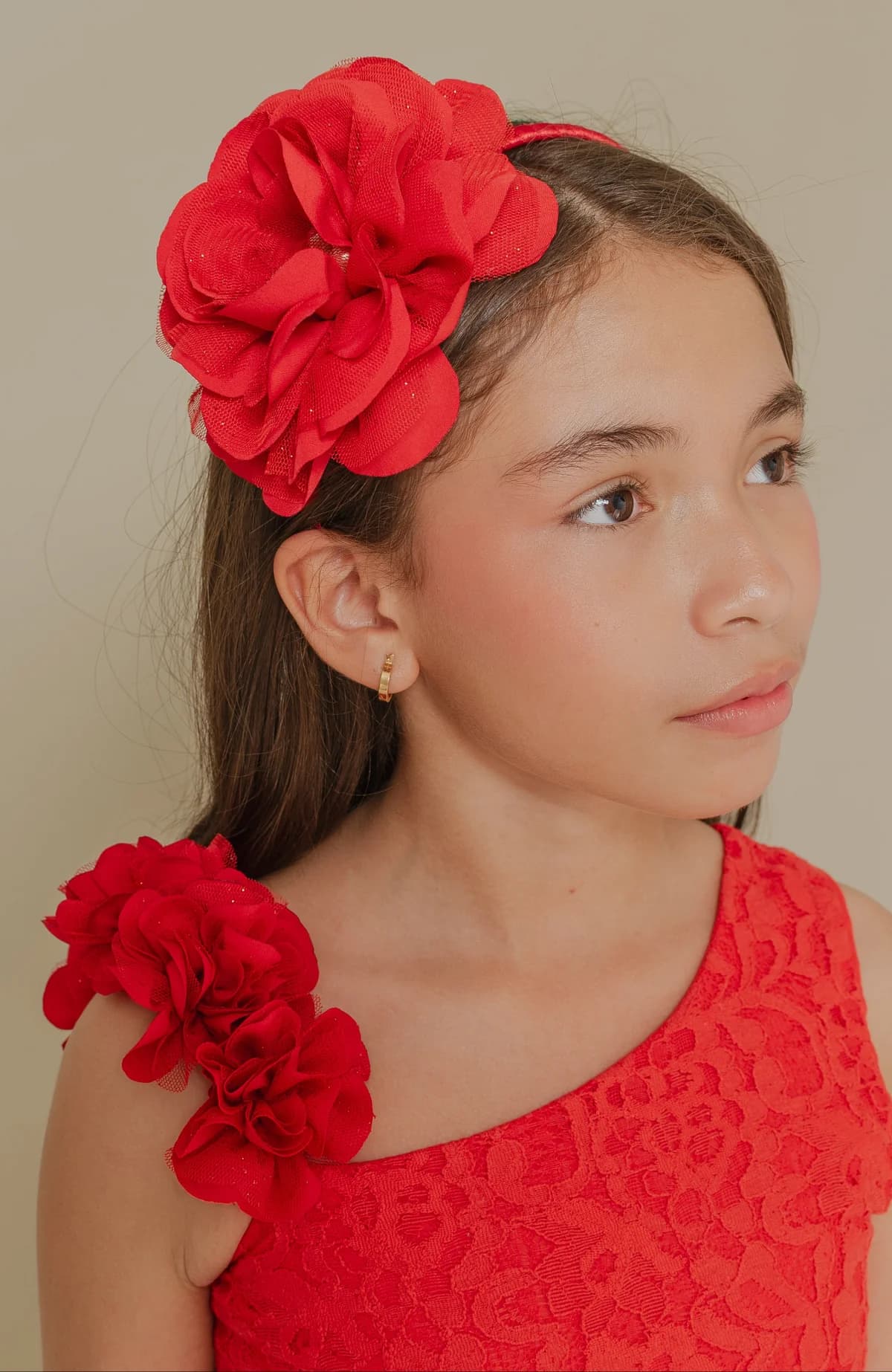 Balaca roja con flor tejida y perlas en el centro