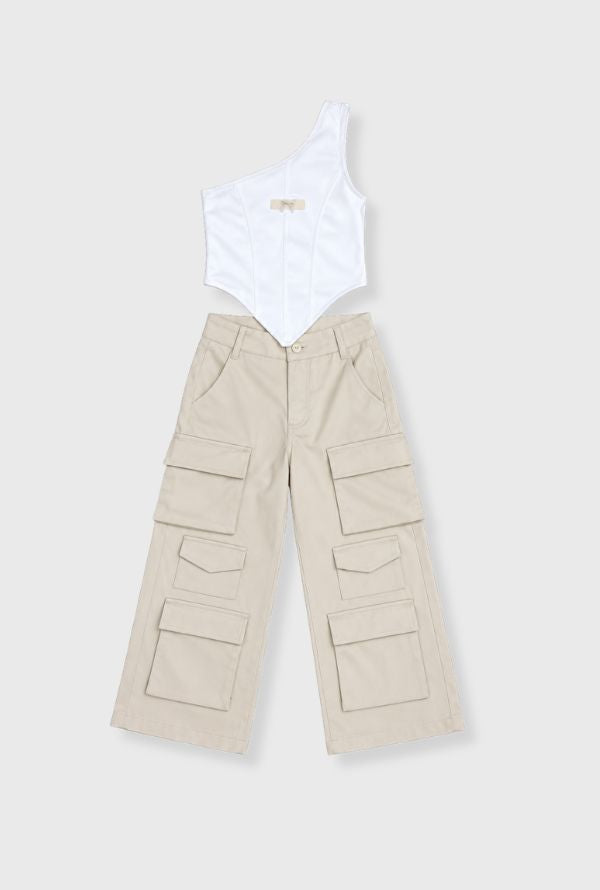 Blusa Blanca Pantalón Cargo Beige