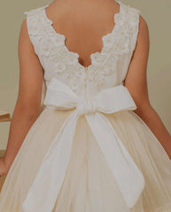 Vestido Bordado Clasico Beige Lilo espalda detalle