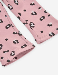 Vista frontal de pantalón tipo leggings animal print