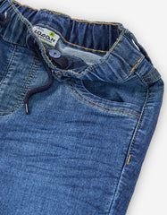 Vista frontal de pantalón azul claro para niño