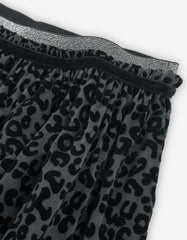 Diseño plisado con estampado de animal print en tul