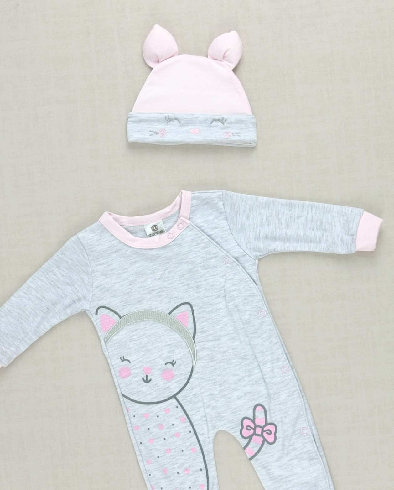 Set Primer Día Gata Corazón Gris Detalle