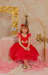 Detalle de corazón con perlas en vestido rojo