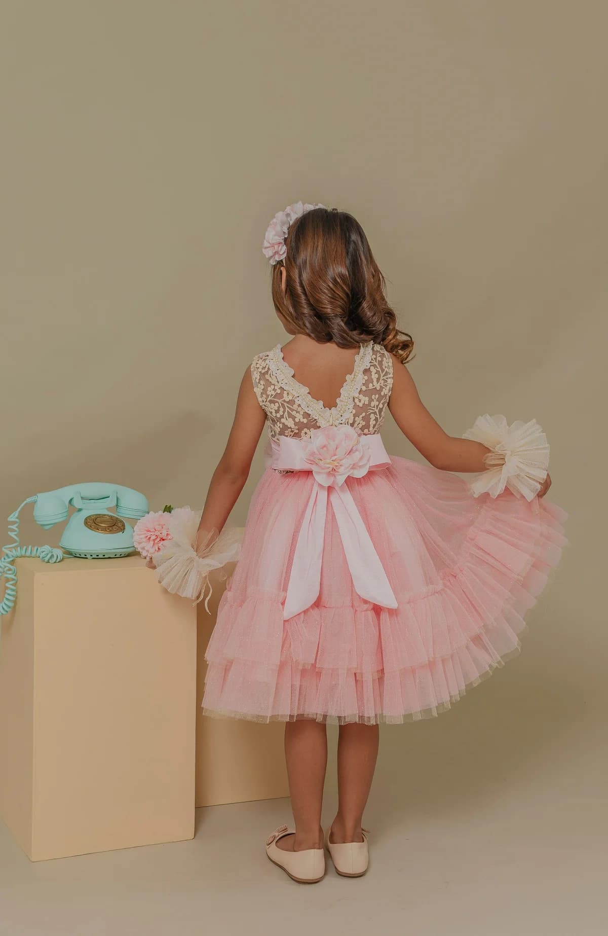 Detalle de flor grande en vestido rosa