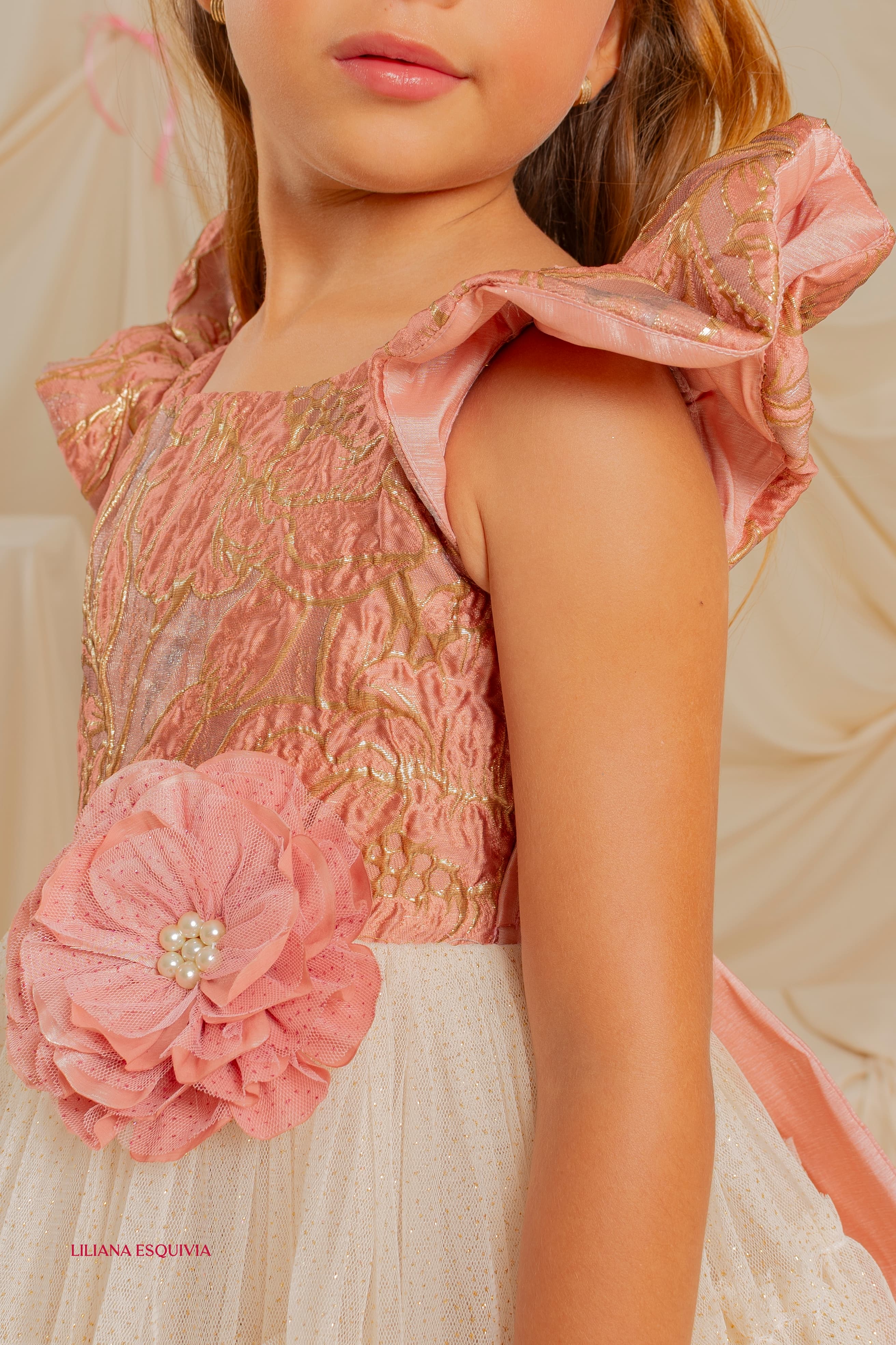 Diseño elegante con falda en capas