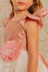 Diseño elegante con falda en capas