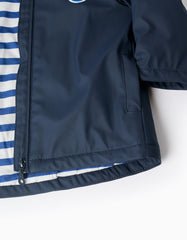 Etiqueta de material reciclado en chaqueta impermeable