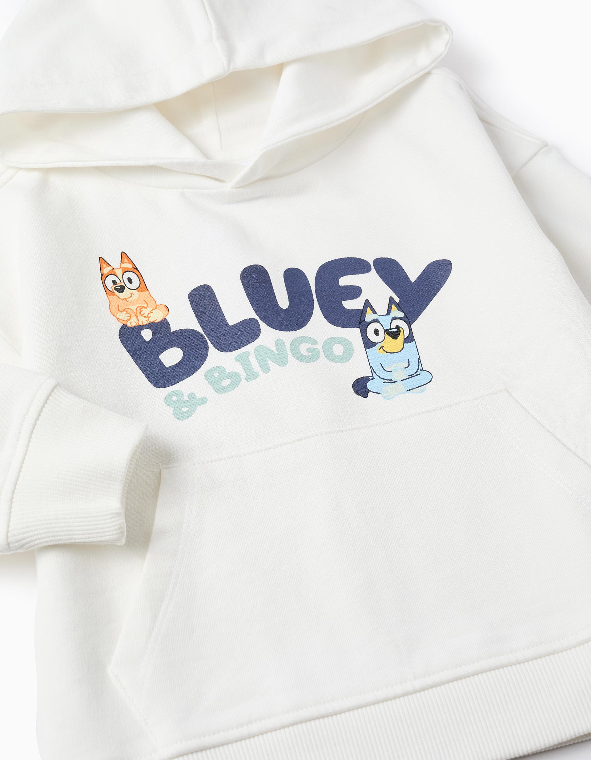 Detalle diseño Bluey & Bingo sudadera capucha niños