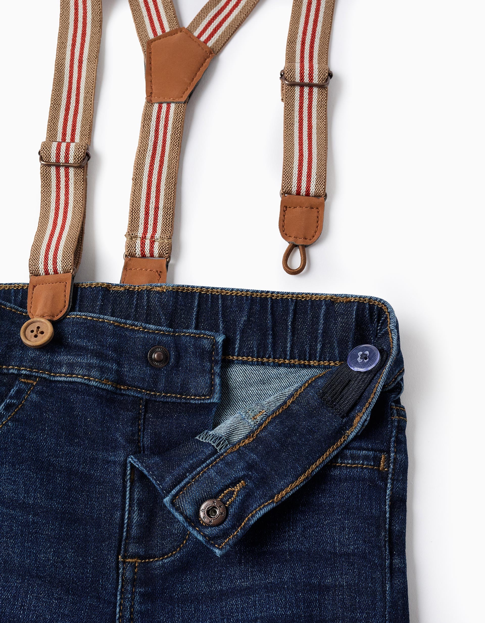 Vista trasera de pantalón denim con bolsillos