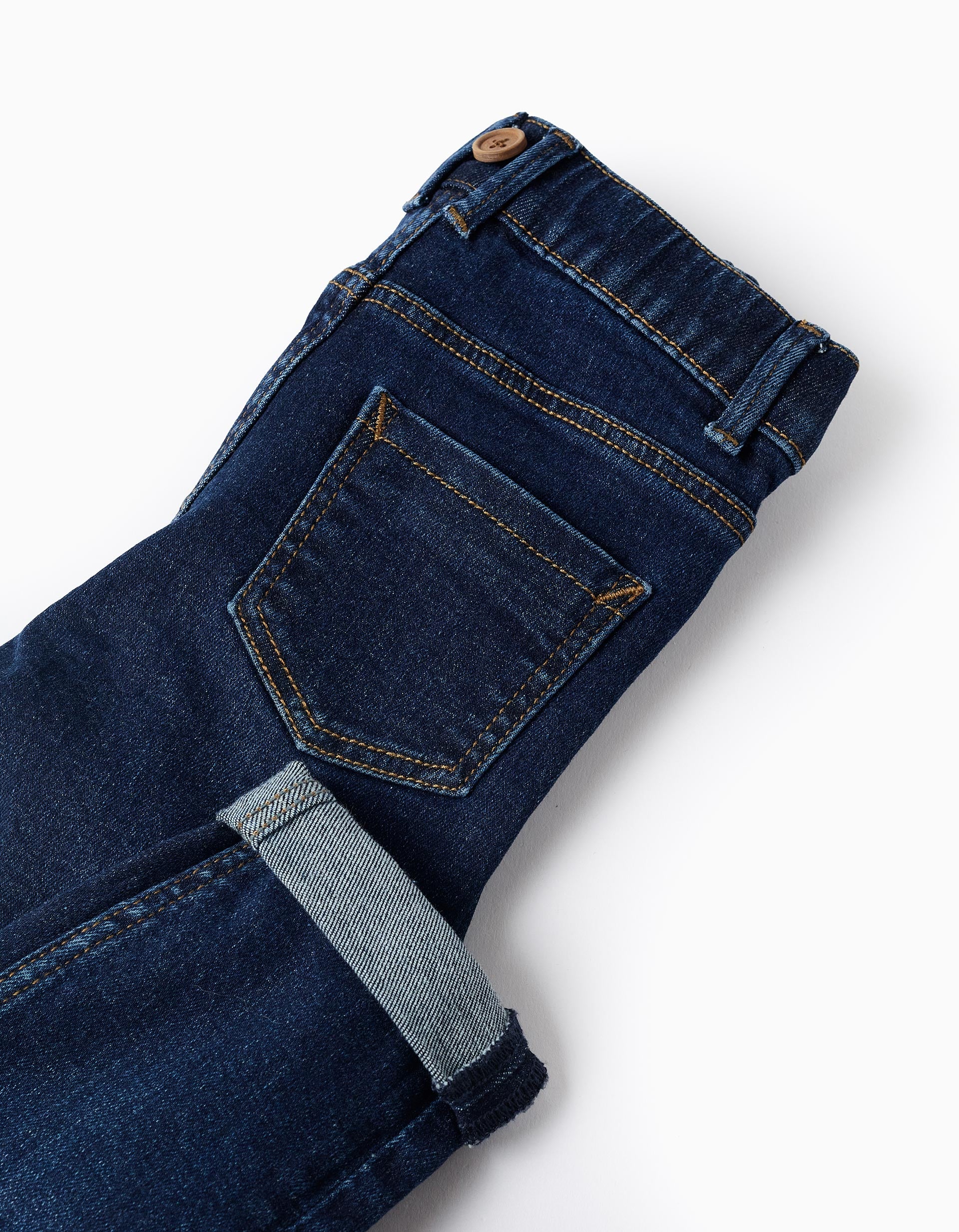 Detalle de tirantes ajustables rayados en beige y rojo