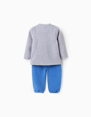 Detalle bordado de Spidey sobre camiseta gris