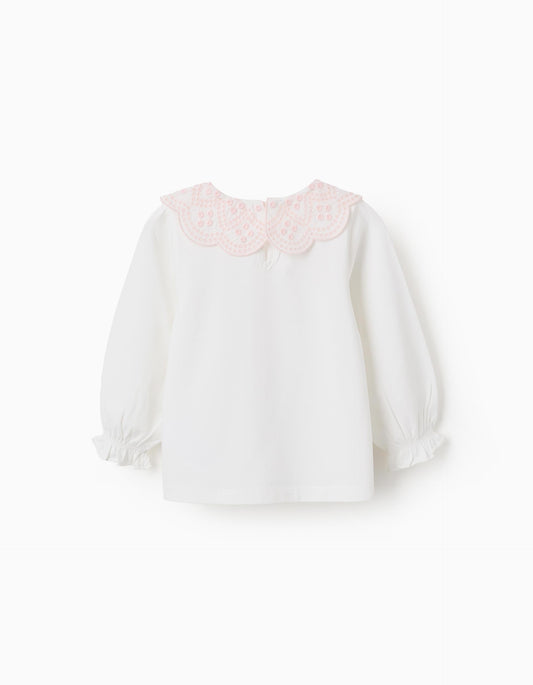 Blusa blanca para bebé niña con cuello ojalillo rosa y manga larga