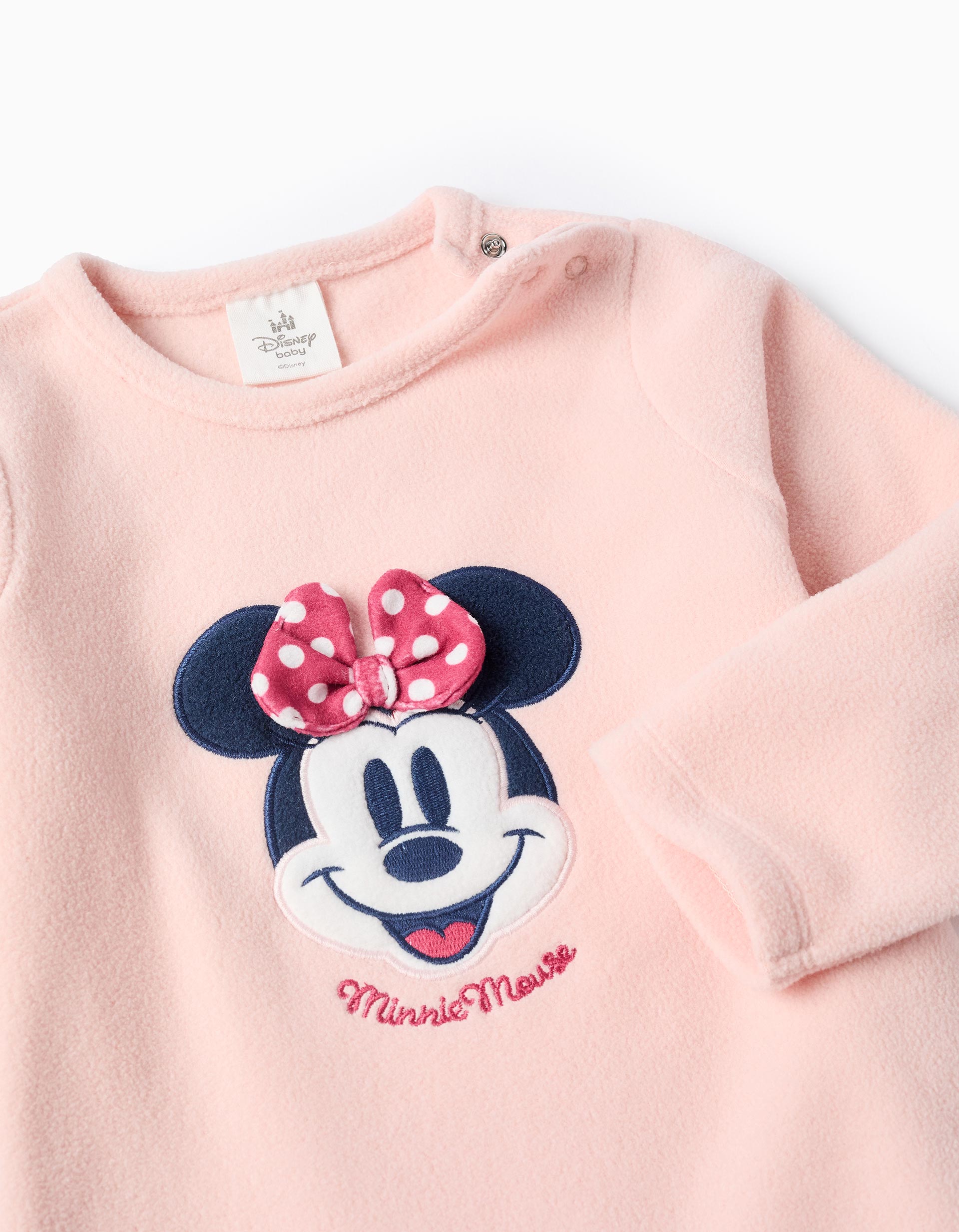 Primer plano del bordado de Minnie Mouse con lazo rosa