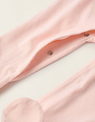 Detalle de broches a presión en entrepierna y pies cerrados