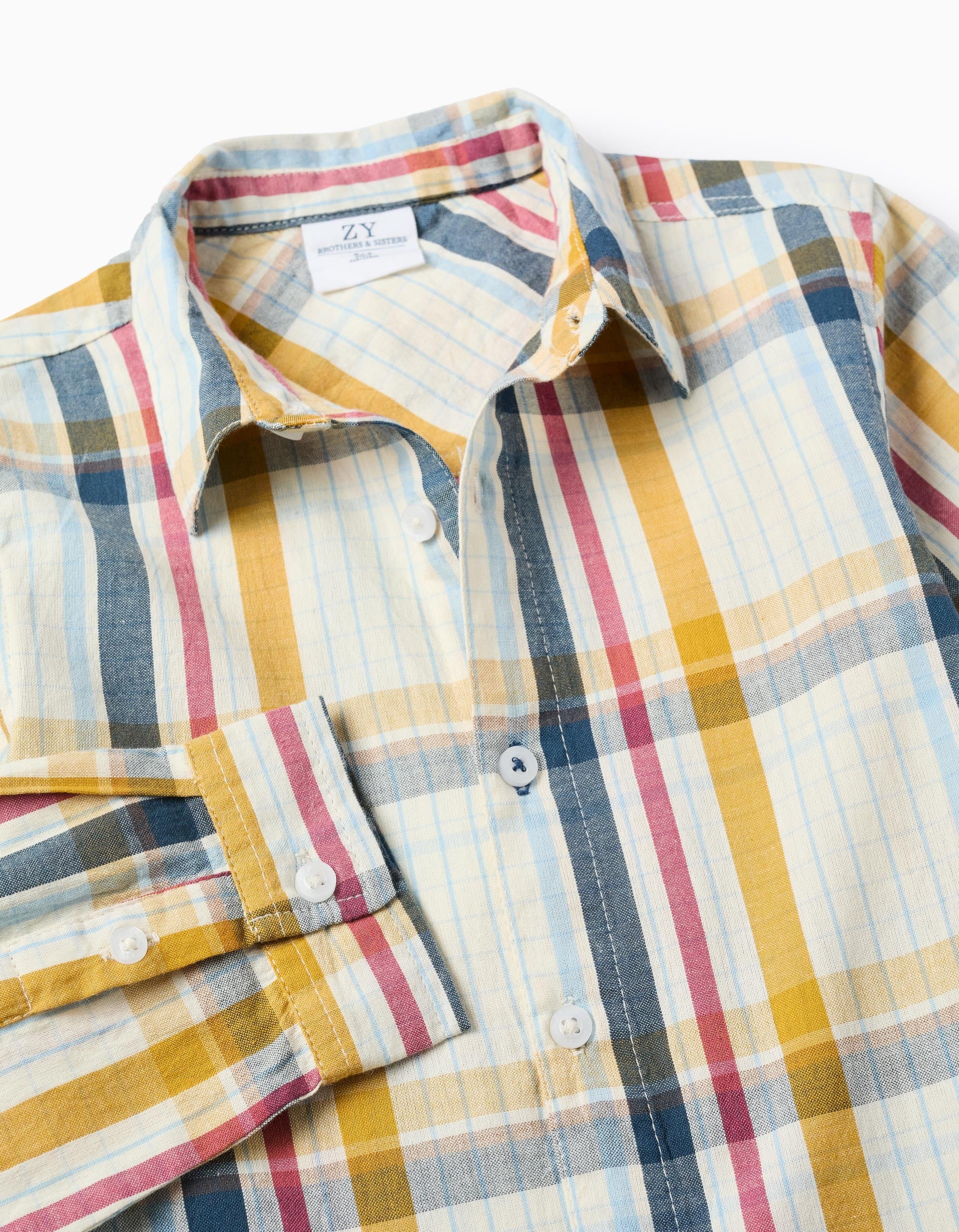 Vista posterior de camisa para niño con diseño multicolor