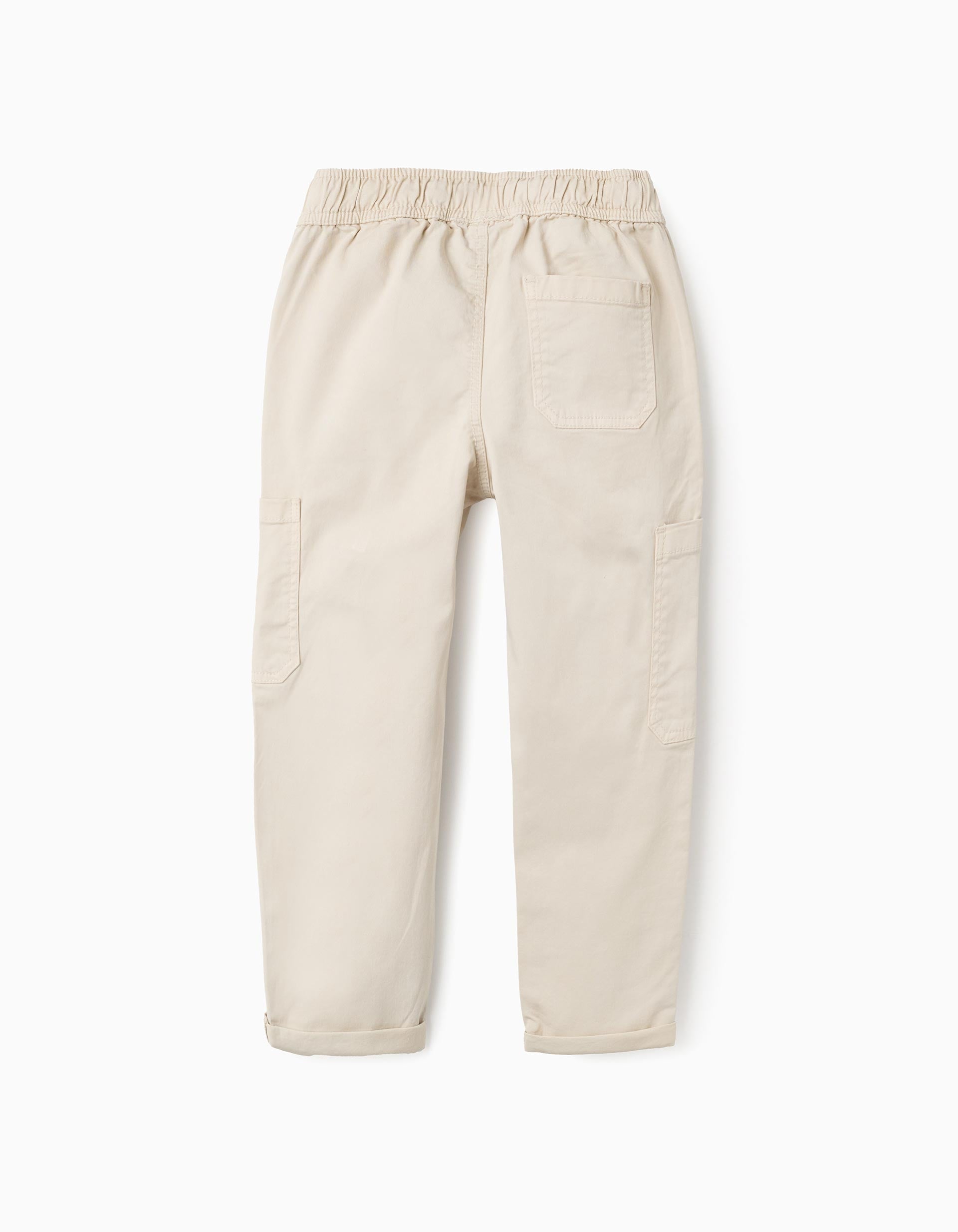 Detalle trasero de pantalón cargo beige con cintura resortada