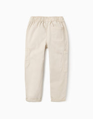 Detalle trasero de pantalón cargo beige con cintura resortada