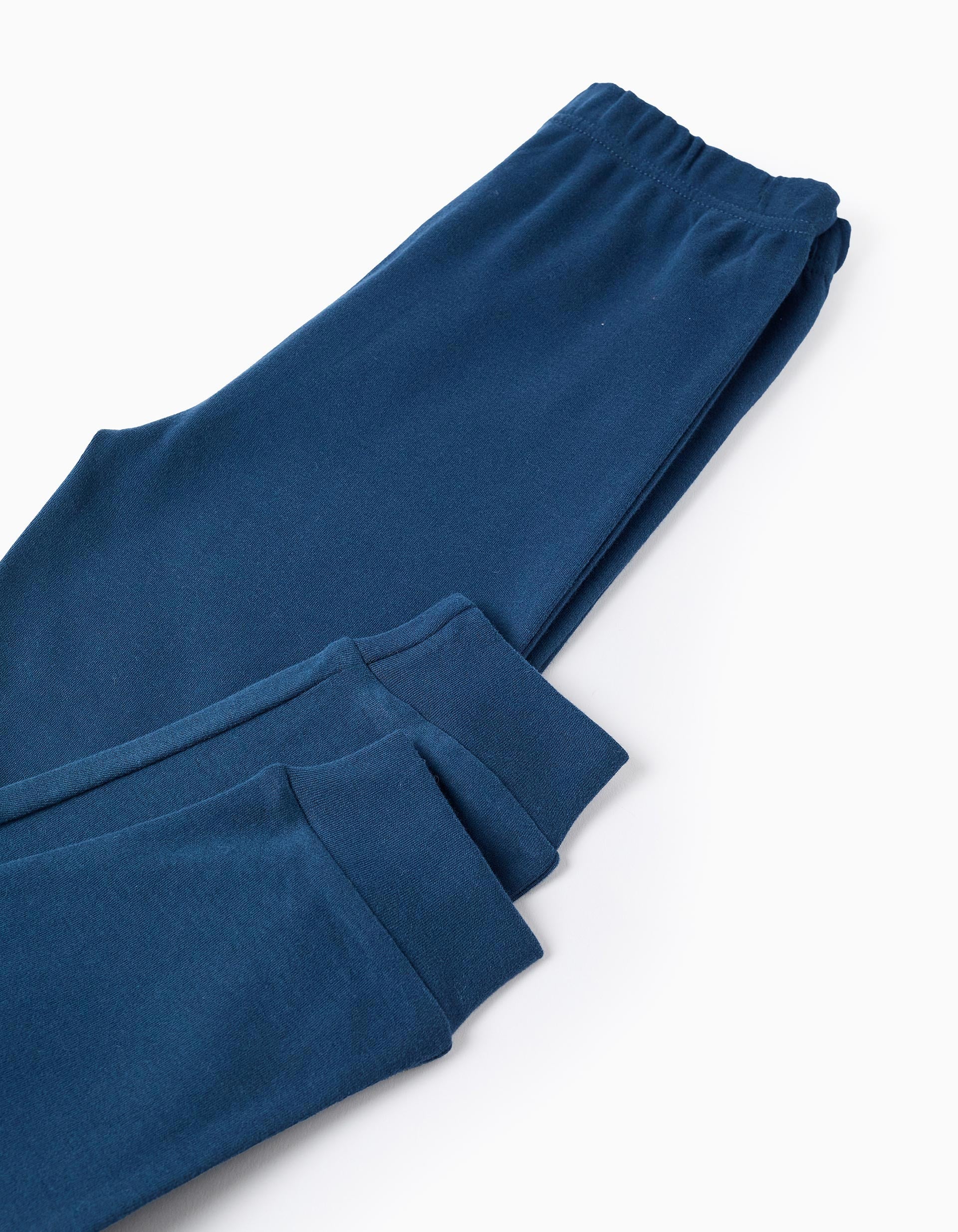 Detalle de puños en pantalón azul