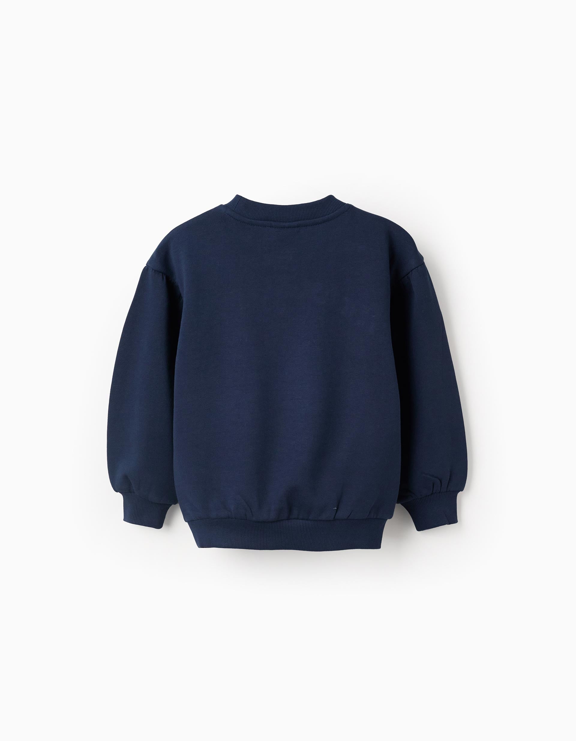 Detalle gráfico de Stitch en saco azul navideño