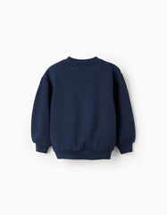 Detalle gráfico de Stitch en saco azul navideño