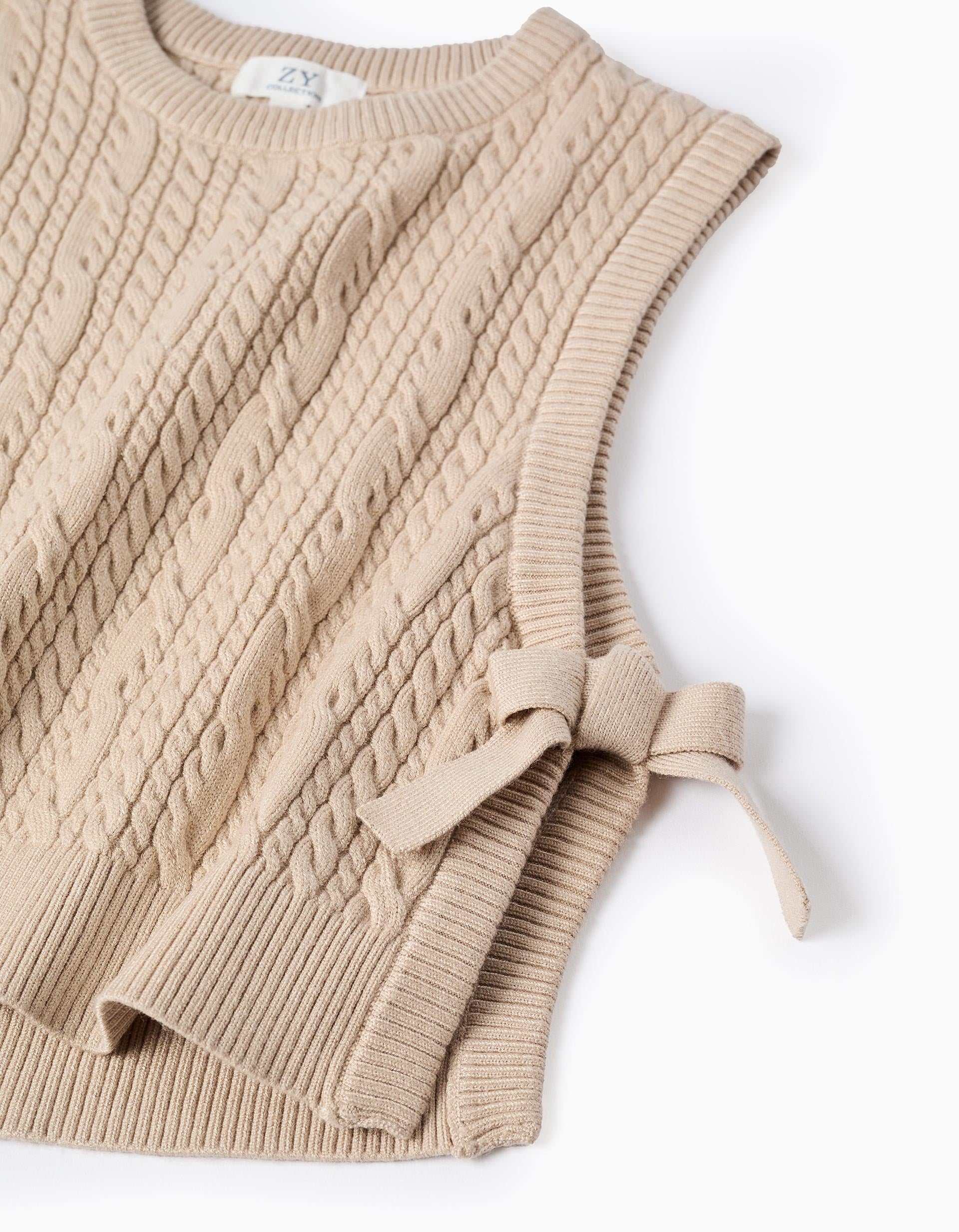 Vista frontal de blusa sin mangas trenzada