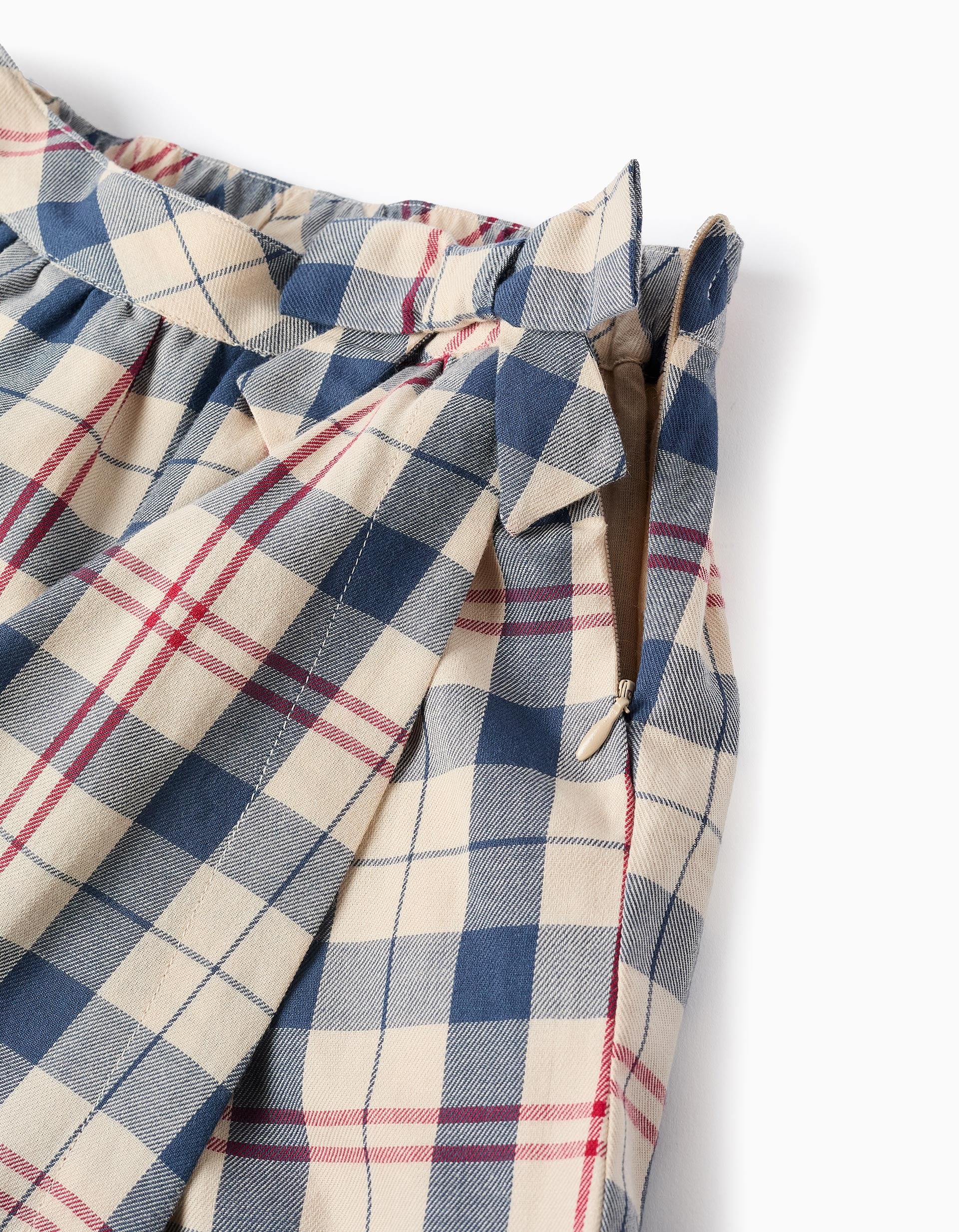 Vista frontal falda short cuadros navy rojo niña