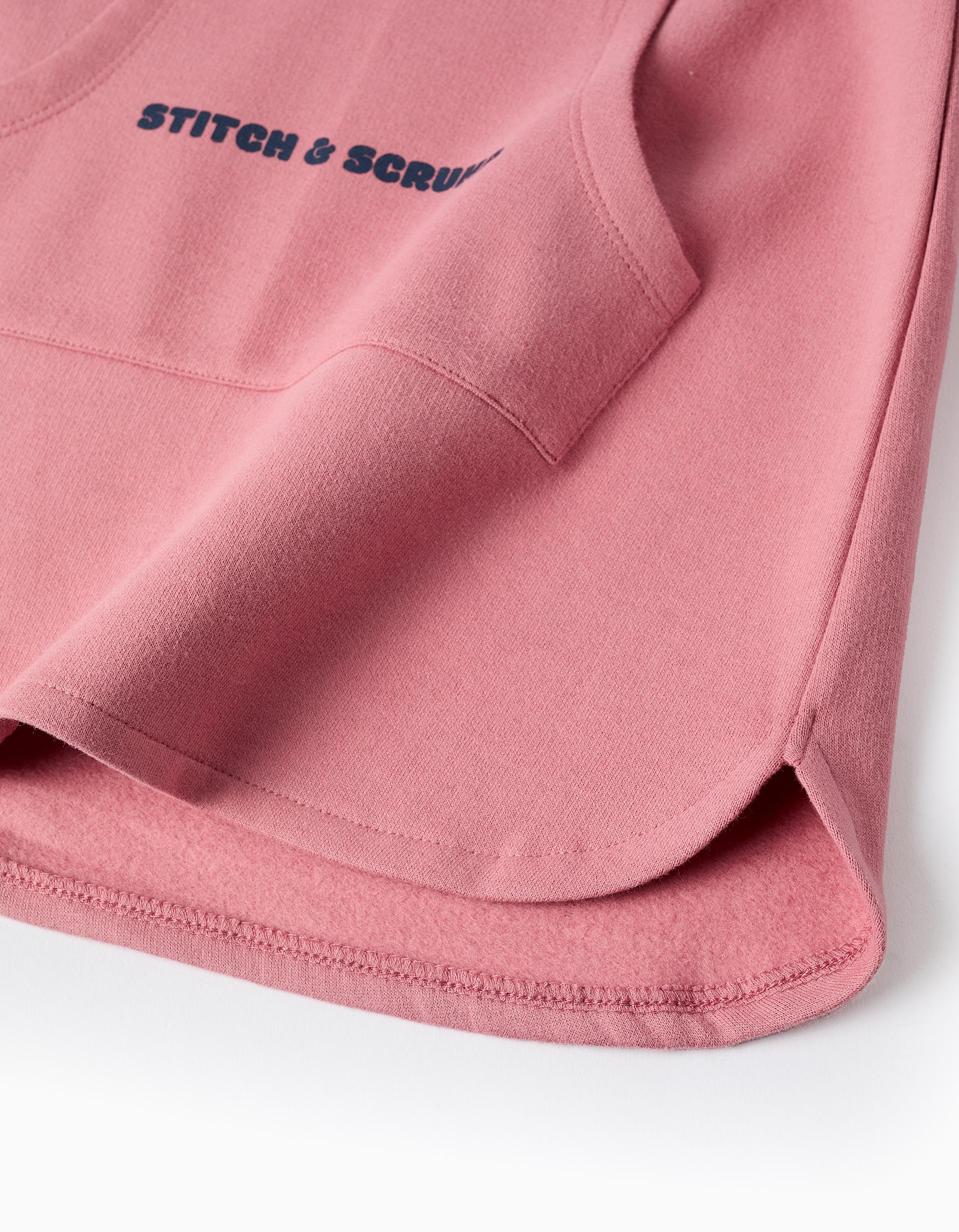 Detalle del interior afelpado y costuras reforzadas