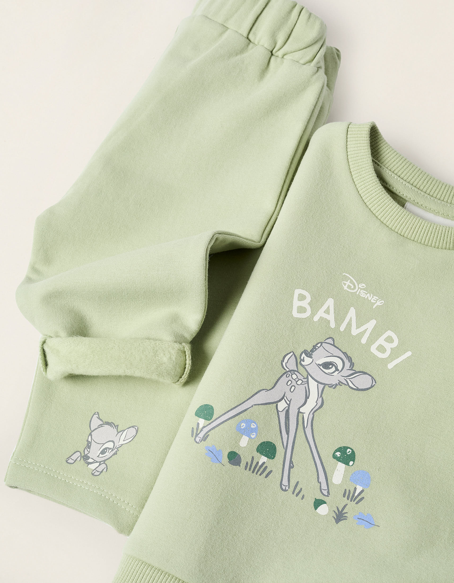 Detalle del broche lateral en el saco infantil