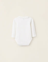 Body blanco para bebé con cuello de volantes y manga larga