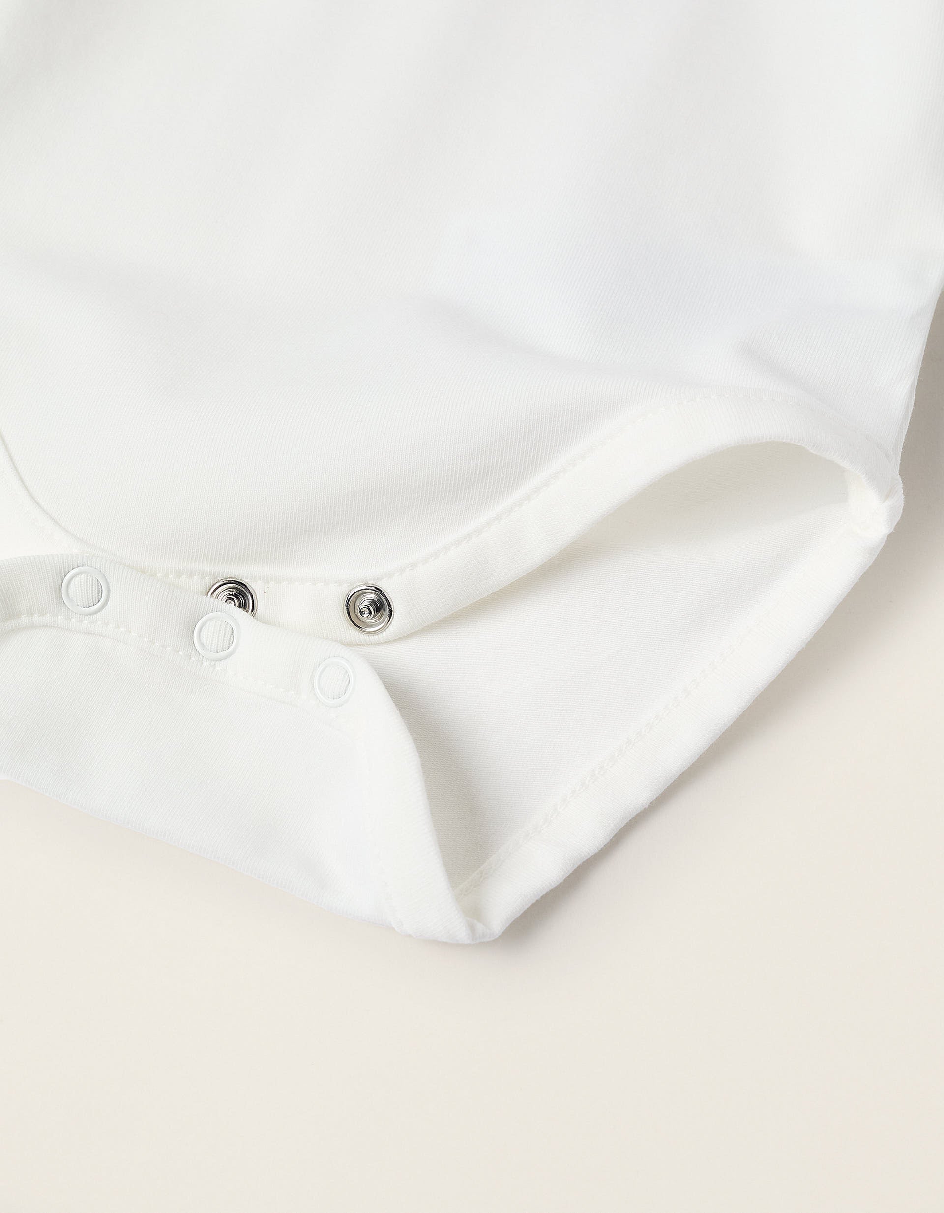 Detalle de broches a presión para fácil apertura