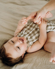 Body Cuadros Gris Boboli bebe detalle