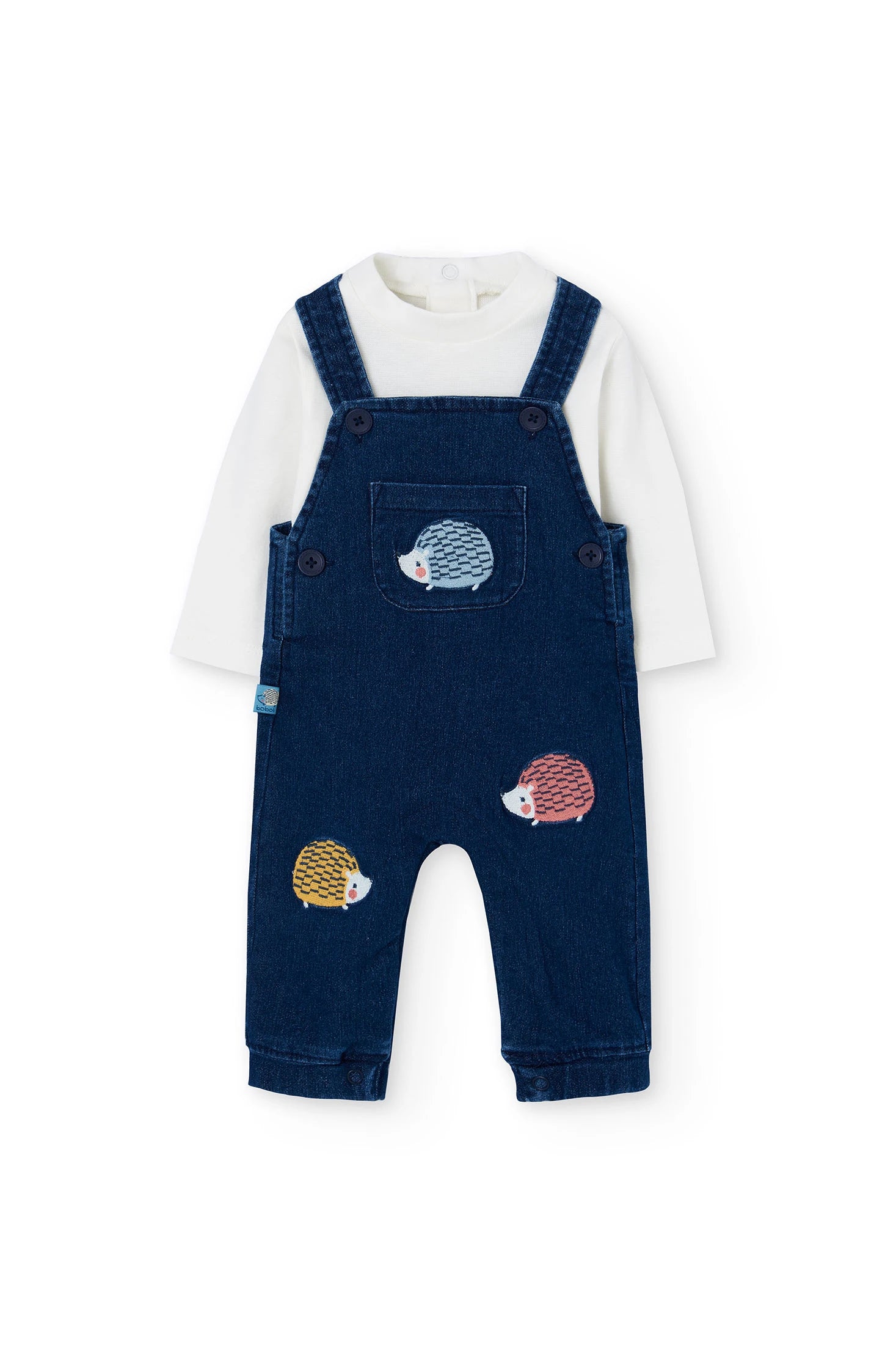 Ropa infantil con camiseta blanca y overol denim con erizos de colores