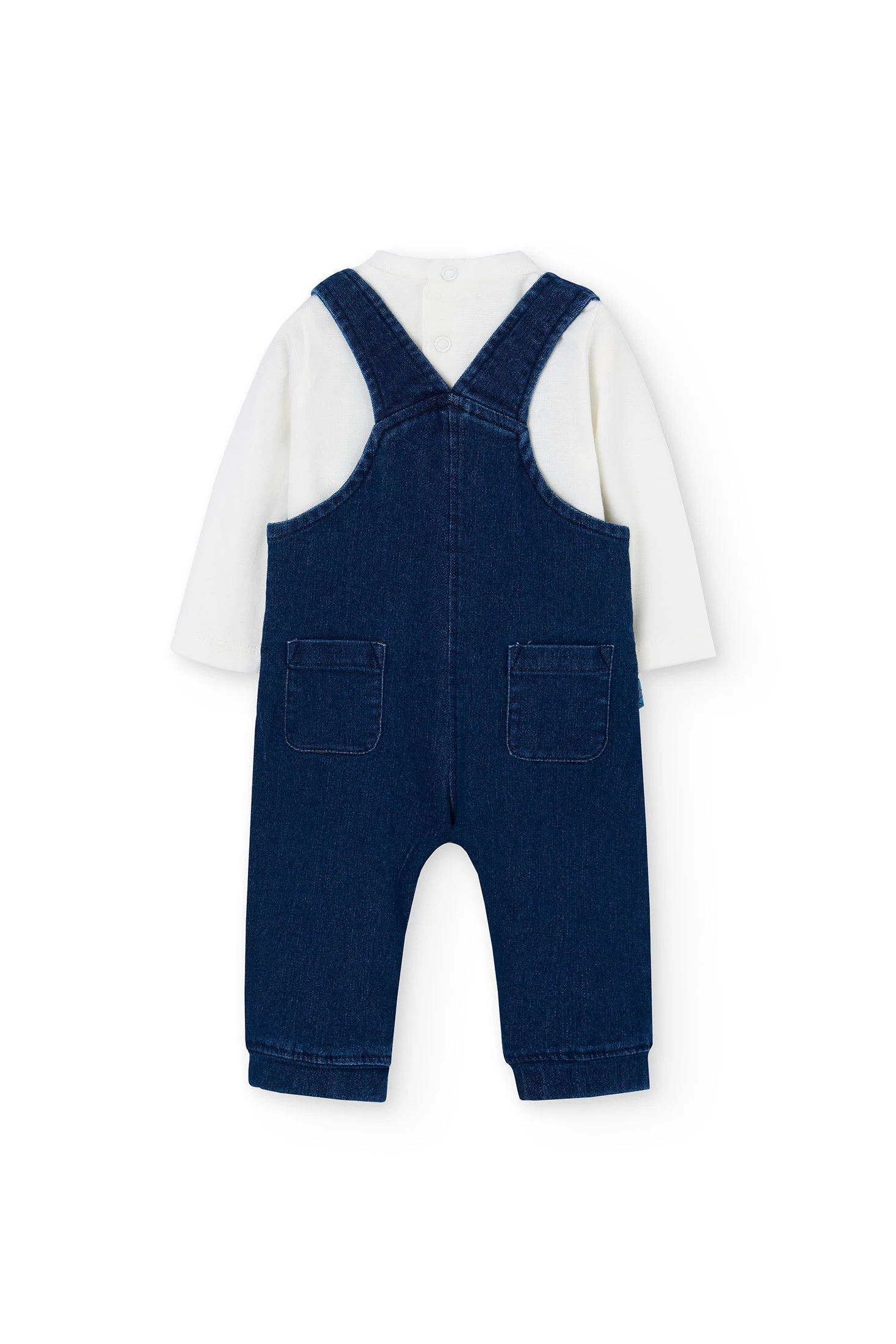 Overol azul con erizos bordados y camiseta blanca