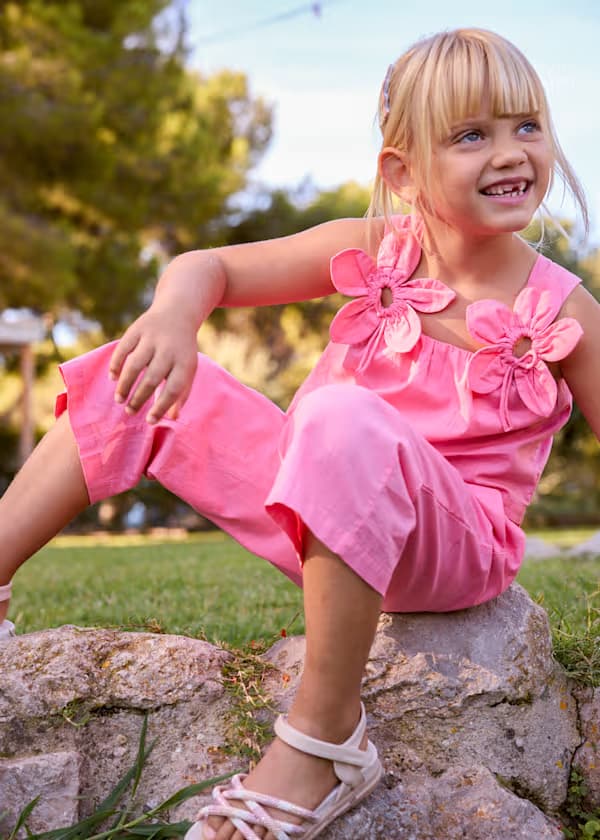 Conjunto infantil rosa Mayoral con blusa de flores y pantalón