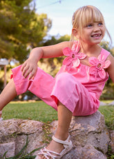 Conjunto infantil rosa Mayoral con blusa de flores y pantalón