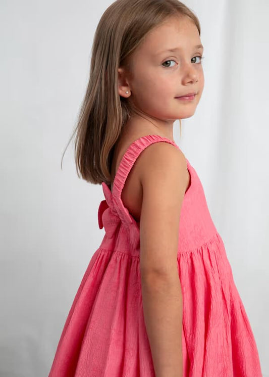 Vestido infantil rosa Mayoral con detalles florales y lazo