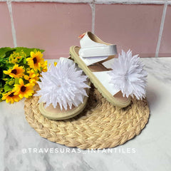 Sandalias Flor Blanca Huellitas Estilo