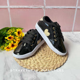 Tenis Negros Detalle Corazón Dorado Melosos